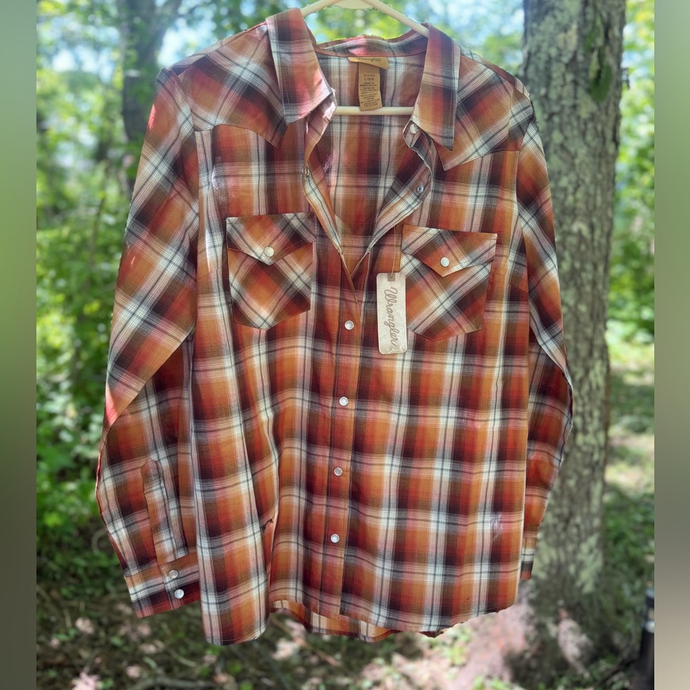 New with tags, women’s wrangler shirt, brown plaid